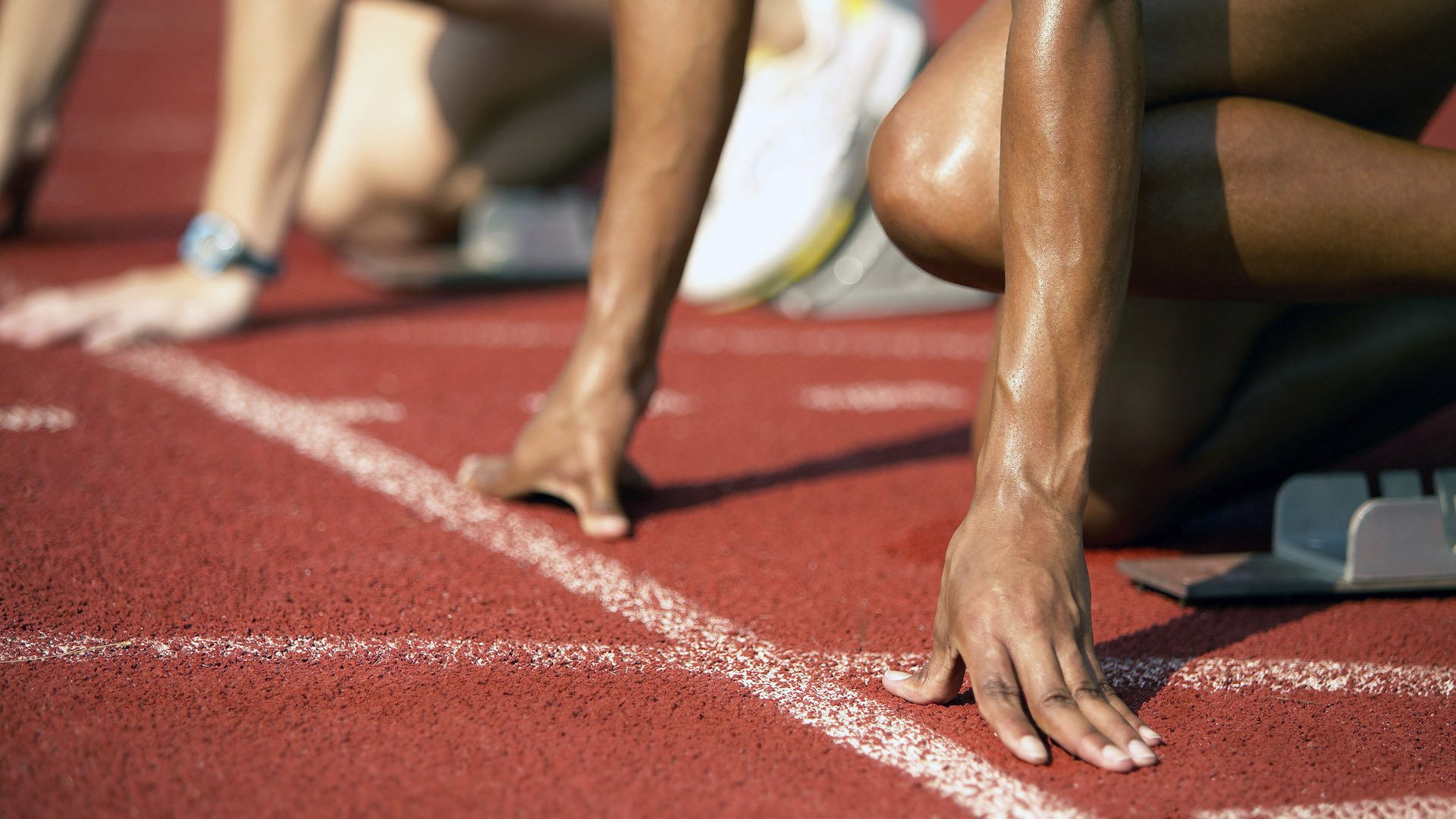 游泳联赛积分榜争夺激烈，名次悬念多，游泳职业联赛